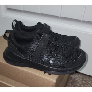 Boys Under Armour black stretch lace velcro strap size 3 YOUTH.